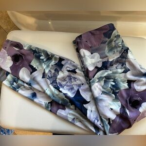 Old Navy Elevate Purple and Blue Floral Leggings Medium Crop